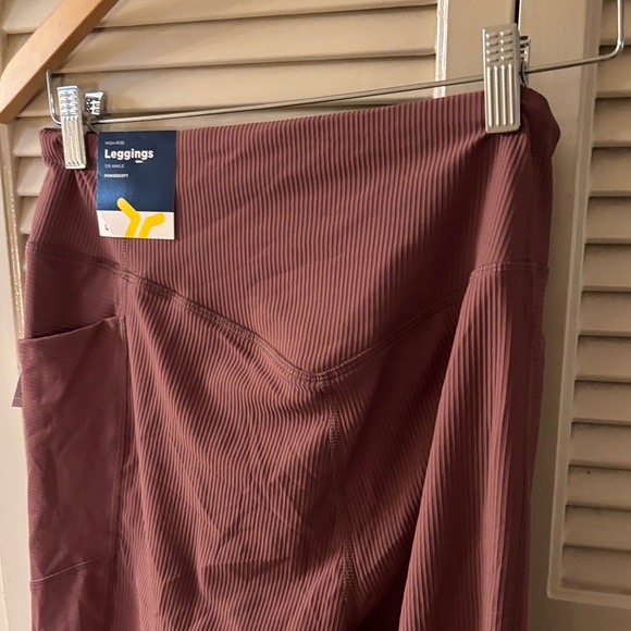 Old Navy Women's Workout Pants in Dusty Rose - Picture 4 of 4